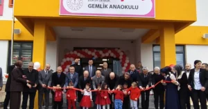 Bursa’nın Gemlik ilçesinde yapımı tamamlanan Gemlik Anaokulu, düzenlenen törenle eğitim