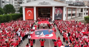 Nilüfer Sadettin Türkün Ortaokulu öğrencileri, "Bayrak Sevgisi" etkinliğinde Türk Bayraklarıyla