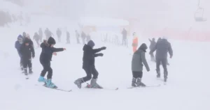Osmangazi Belediyesi, hayatında hiç Uludağ’a çıkmamış çocukları mahallelerinden alarak beyaz