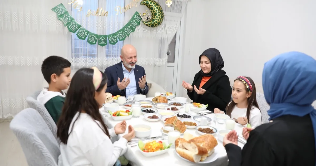 Çolakbayrakdar çifti Özsoy ailesinin iftar sofrasında