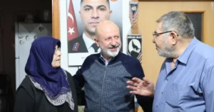 Kayseri Kocasinan Belediye Başkanı Ahmet Çolakbayrakdar ve eşi Fatma Çolakbayrakdar, iftarda