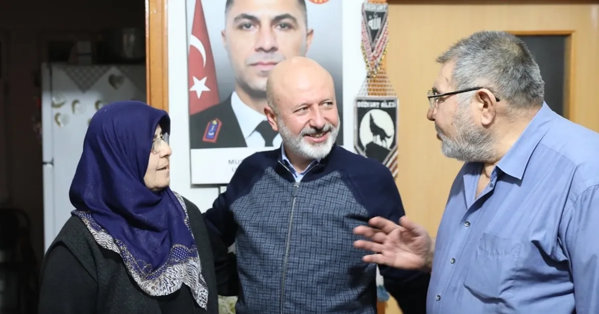 Kayseri Kocasinan Belediye Başkanı Ahmet Çolakbayrakdar ve eşi Fatma Çolakbayrakdar, iftarda