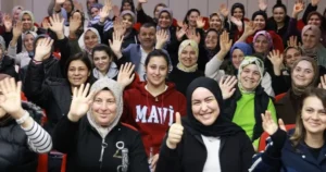 Denizli Büyükşehir Belediyesi tarafından hayata geçirilen “Yüzme Bilmeyen Kadın Kalmasın”