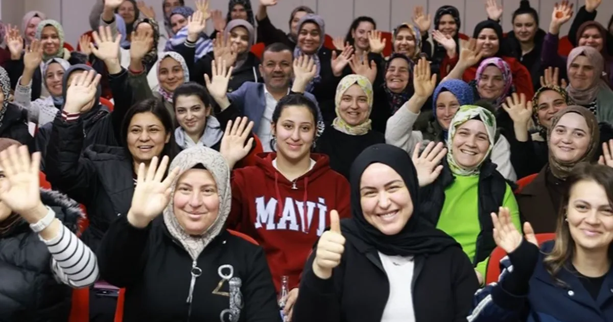 Denizli Büyükşehir Belediyesi tarafından hayata geçirilen “Yüzme Bilmeyen Kadın Kalmasın”