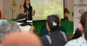 Denizli Büyükşehir Belediyesi Karaman Sosyal Etkinlik Merkezi’nde düzenlenen seminerde, annelerin