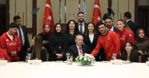 Beştepe’de KYK’lı öğrenciler, sporcular ve gençlerle bir araya gelen Cumhurbaşkanı