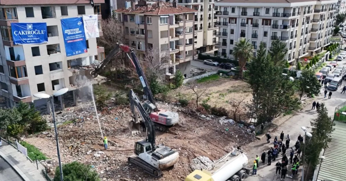 İBB yüksek riskli binayı yıktı
