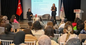 İzmir'de Bornova Belediyesi’nin ev sahipliğinde düzenlenen panelde, çocuğa yönelik şiddet