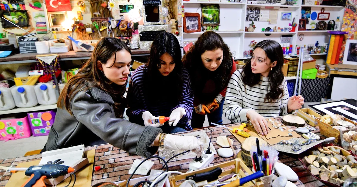 İzmir Bornova’da gençler atıkları sanata dönüştürdü