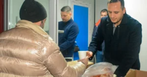 Bornova Belediyesi, soğuk kış günlerinde sürdürdüğü sıcak çorba ikramını EVKA-3