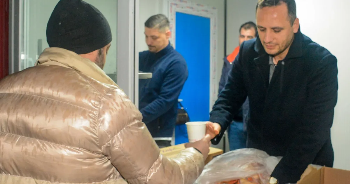 Bornova Belediyesi, soğuk kış günlerinde sürdürdüğü sıcak çorba ikramını EVKA-3