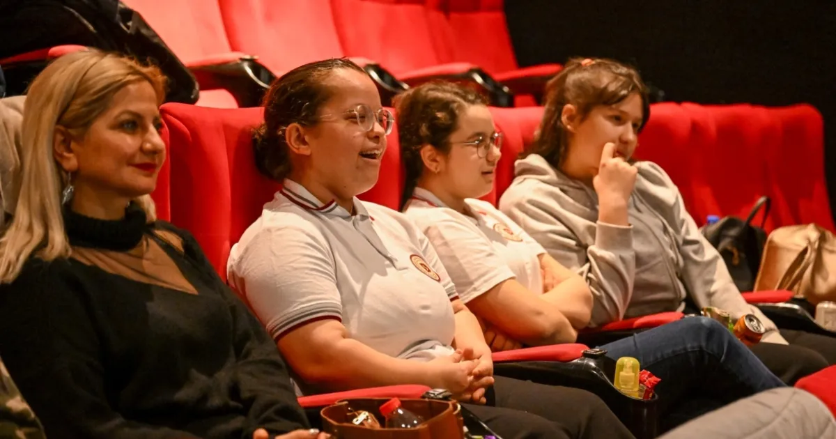 İzmir Bornova’da özel çocuklara sinema keyfi