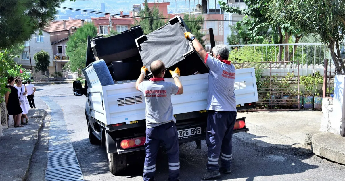 İzmir Bornova’da sel mağdurlarına askıda eşya desteği