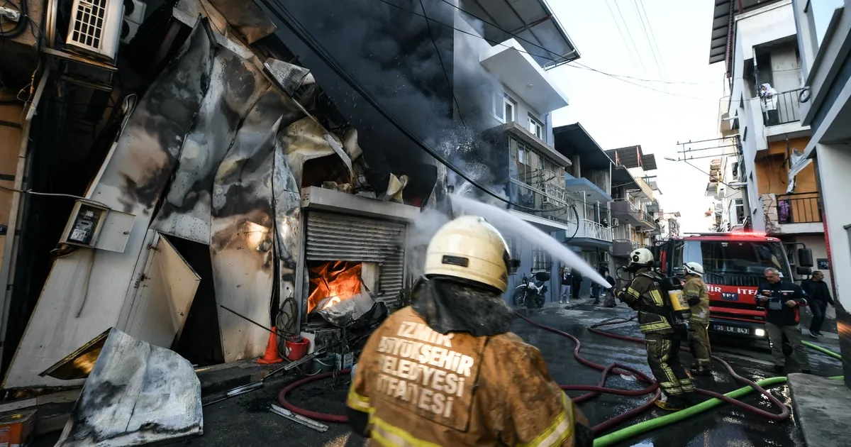 İzmir Buca’da iş yeri yangını panik yarattı
