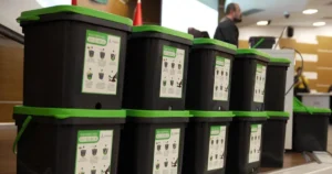 İzmir Büyükşehir Belediyesi’nin evsel organik atıkları kaynağında ayrıştırarak toprağa kazandırmayı