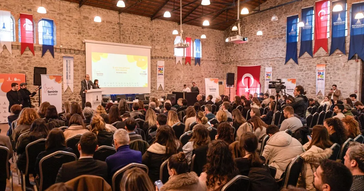 İzmir’de gençler ile iş dünyası aynı masada