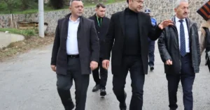 Kocaeli İzmit Belediyesi, mahalle ziyaretleri kapsamında Veliahmet Mahallesi’nde vatandaşların taleplerini