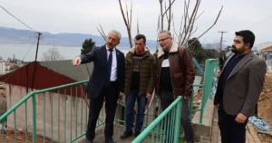Kocaeli İzmit Belediyesi yöneticileri, mahallelerde yürütülen çalışmaları yerinde inceleyerek muhtarlarla