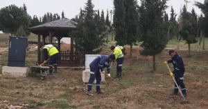 Kocaeli Büyükşehir Belediyesi, kent genelinde yürüttüğü çevre temizliği çalışmalarını aralıksız