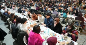 Kocaeli Büyükşehir Belediyesi'nin İzmit Kent Meydanı’nda kurduğu Ramazan Çadırı birlik