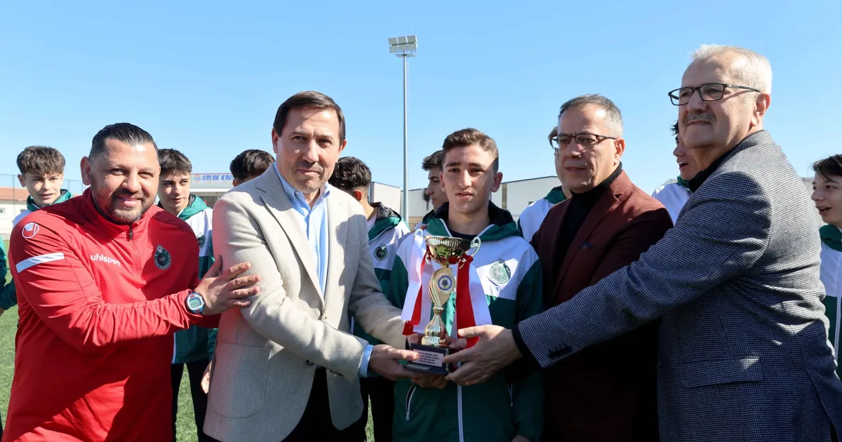 Konya Karatay U16 takımı şampiyonluk kupasını kaldırdı
