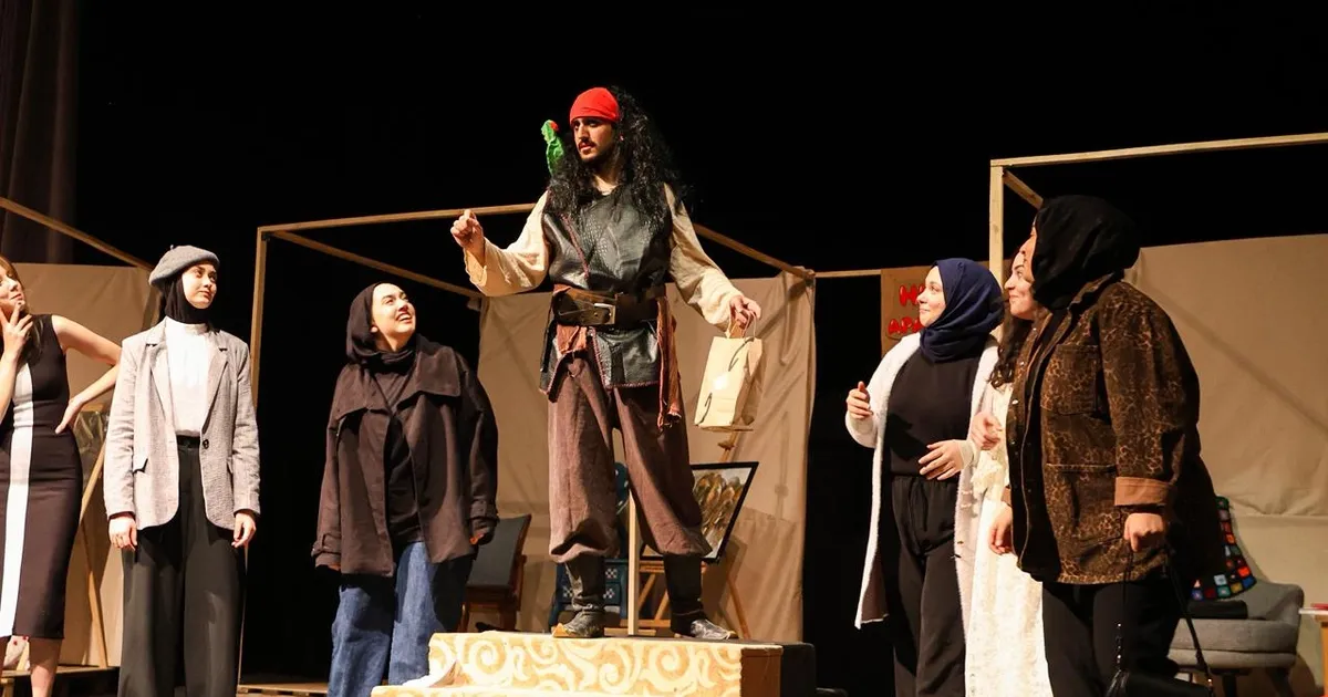 Konya’da Retro Tiyatro Topluluğu’ndan esprili ve etkileyici performans