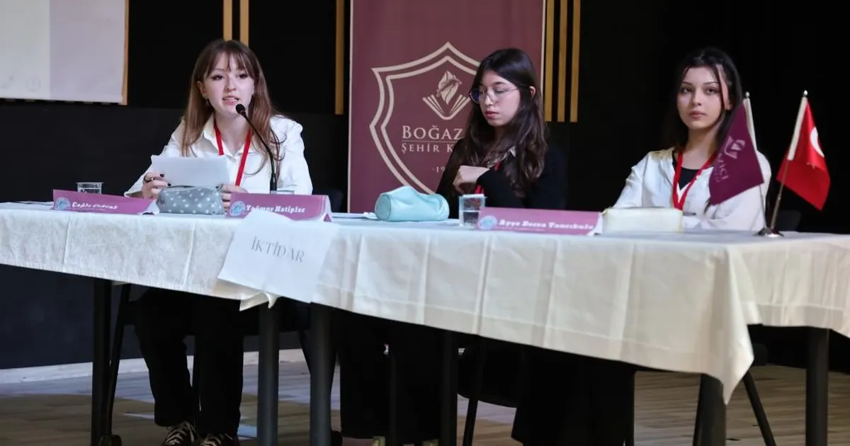 Kütahya’da liseler rası münazara finalinde gençler sahnedeydi