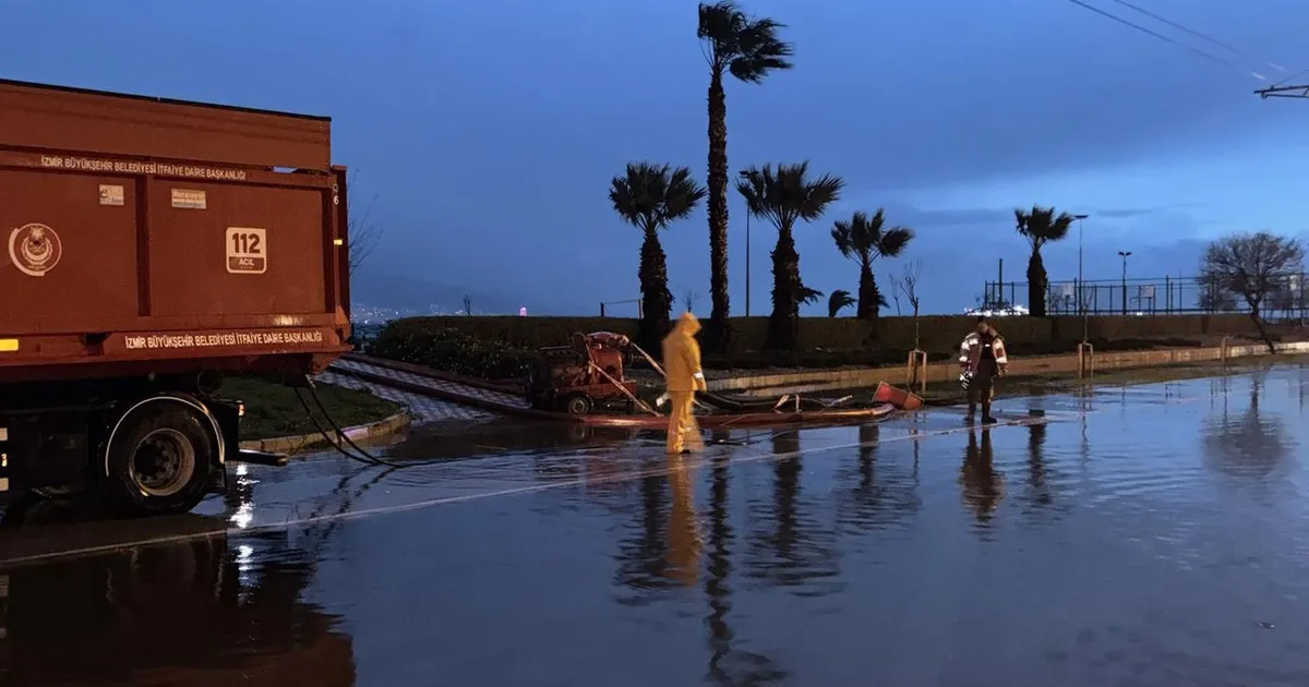 İzmir’de gün boyunca etkili olan yağmur, düşen hava basıncı ve