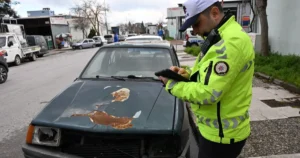 Manisa Büyükşehir Belediyesi, kent genelinde görüntü kirliliği oluşturan, trafik akışını