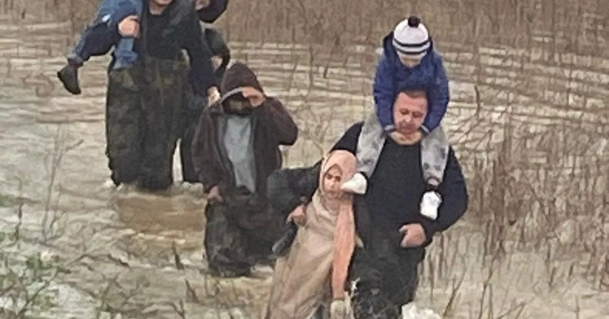 Manisa’da selde mahsur kalanları itfaiye kurtardı