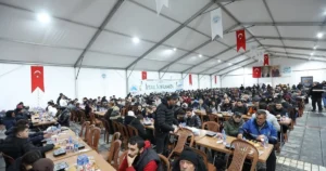 Kayseri Büyükşehir Belediyesi’nin ramazan ayına özel olarak kurduğu iftar çadırını