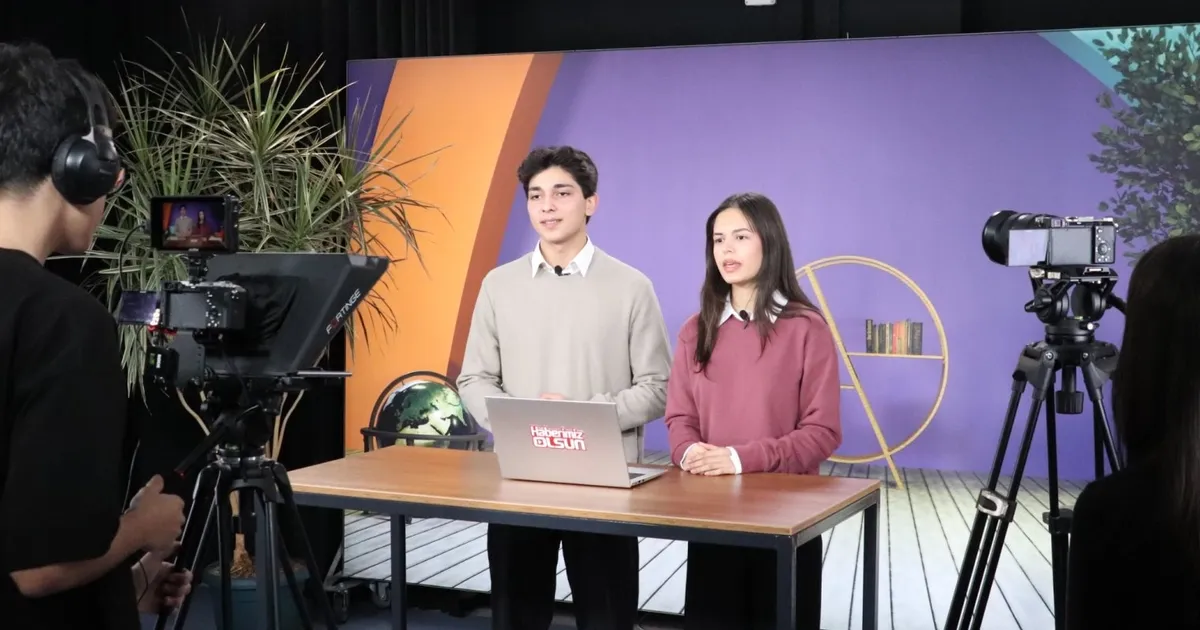 Meslek Liseliler stüdyoda haber sunarak becelerini geliştiriyor