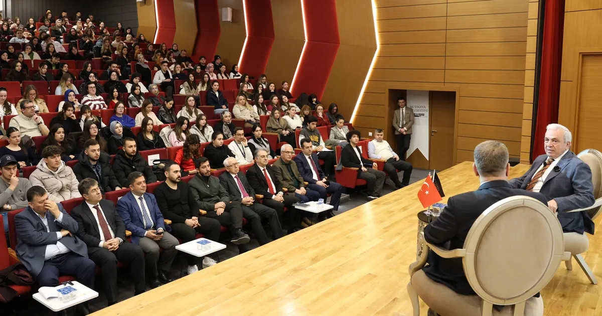 Bursa'da Nilüfer Belediye Başkanı Şadi Özdemir, Mudanya Üniversitesi tarafından düzenlenen
