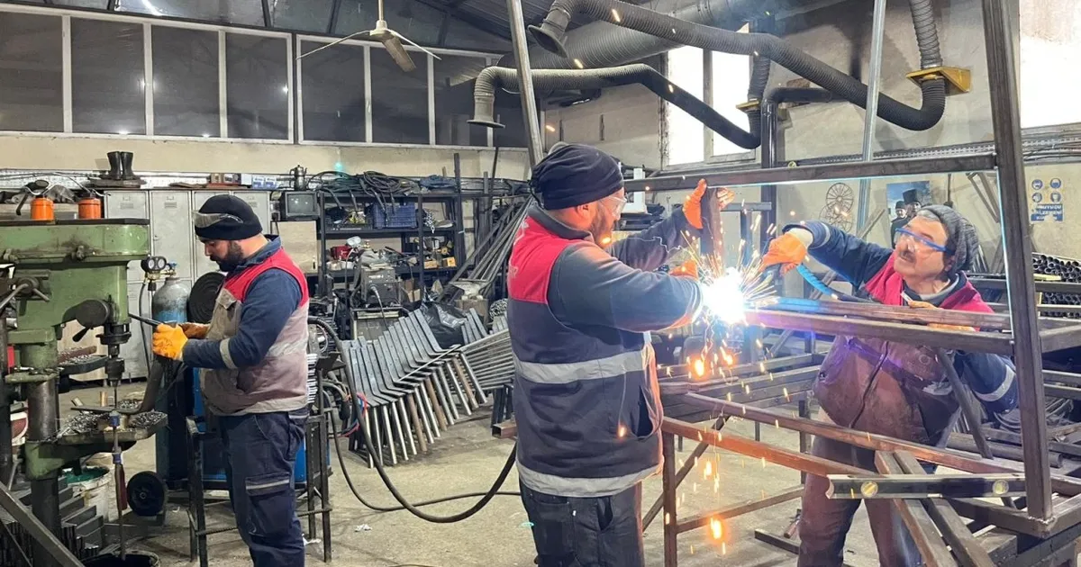 Ordu Büyükşehir Belediyesi park mobilyalarını kendi üretiyor