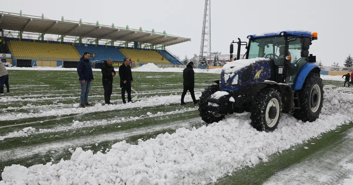 Ağrı’da müdür traktörle sahaya indi