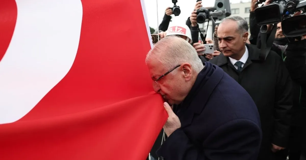 Bakan Güler, şanlı sancağı Çanakkale’de göndere çekti