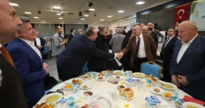 Kocaeli Büyükşehir Belediye Başkanı Tahir Büyükakın, iftarını Pazarcılar Odası üyeleri