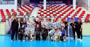 Üsküdar Belediyespor'u deplasmanda yenen Bursa Büyükşehir Belediyespor zirvede rahatladı.