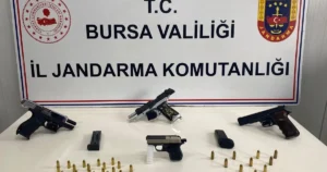 Bursa İl Jandarma Komutanlığı ekiplerinin İnegöl’de düzenlediği operasyonda ruhsatsız tabancalar