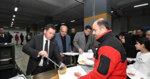 Bursa'da Osmangazi Belediye Başkanı Erkan Aydın, Yunuseli Mahallesi’nde düzenlenen iftar