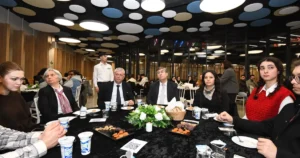 Bursa'da Osmangazi Belediyesi, üniversitelerin gençlik kulübü başkanlarını Osmangazi Gösteri Merkezi’nde