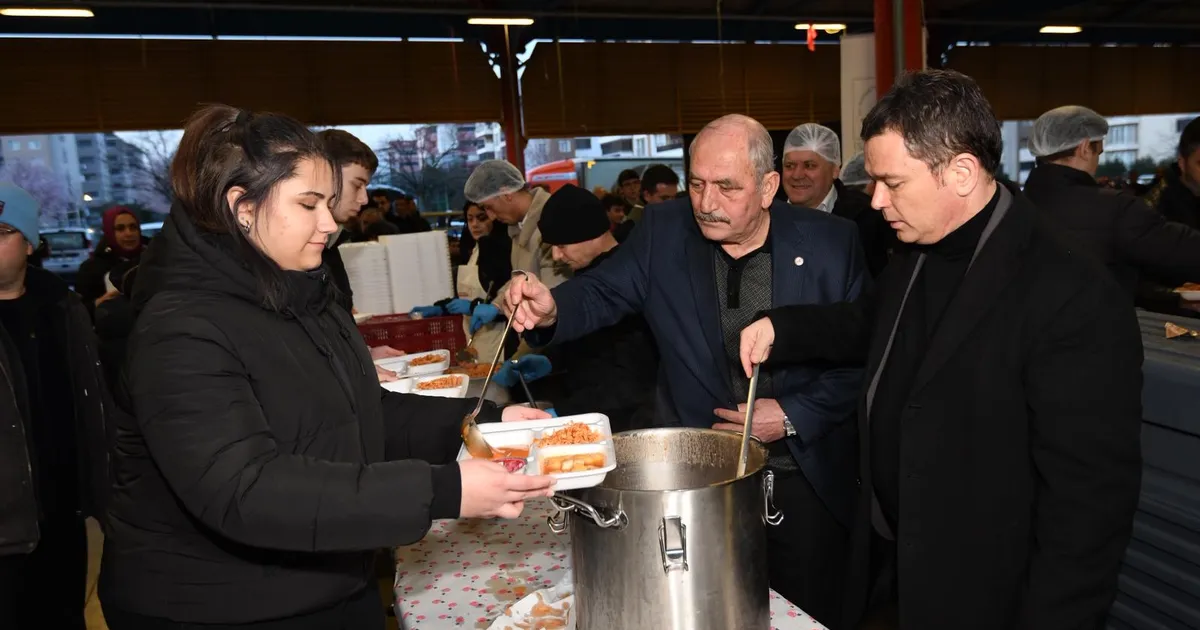 Bursa'da Osmangazi Belediyesi’nin mahalle iftarları kapsamında Hamitler Mahallesi’nde kurduğu gönül