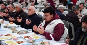 Bursa Osmangazi Belediyesi’nin Ramazan ayı boyunca mahalle mahalle kurduğu iftar