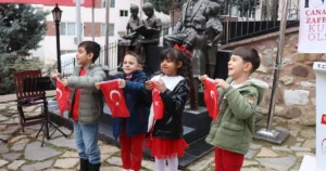 İzmit Belediyesi, Çanakkale Zaferi’nin 111. yılı dolayısıyla düzenlediği programda, şehitleri