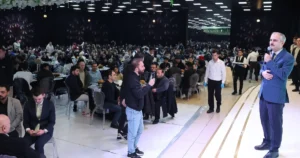 Çayırova Belediye Başkanı Bünyamin Çiftçi, bugün ilçedeki gençlerle iftarda bir