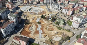 Çayırova Belediye Başkanı Bünyamin Çiftçi, Çayırova Kent Meydanı’nda devam eden