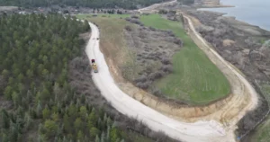 Çorum Belediyesi tarafından Çomar Barajı’nda yürütülen yol genişletme çalışmalarının ikinci