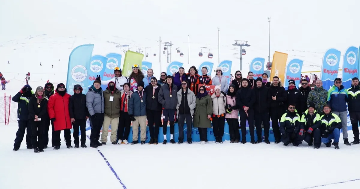 Erciyes’te kar voleybolu coşkusu