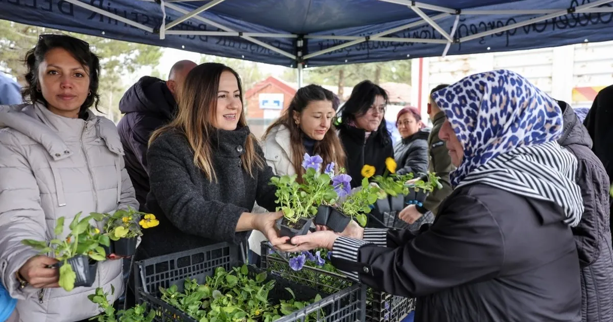 Eskişehir’de mezarlık ziyaretinde gelenek sürüyor
