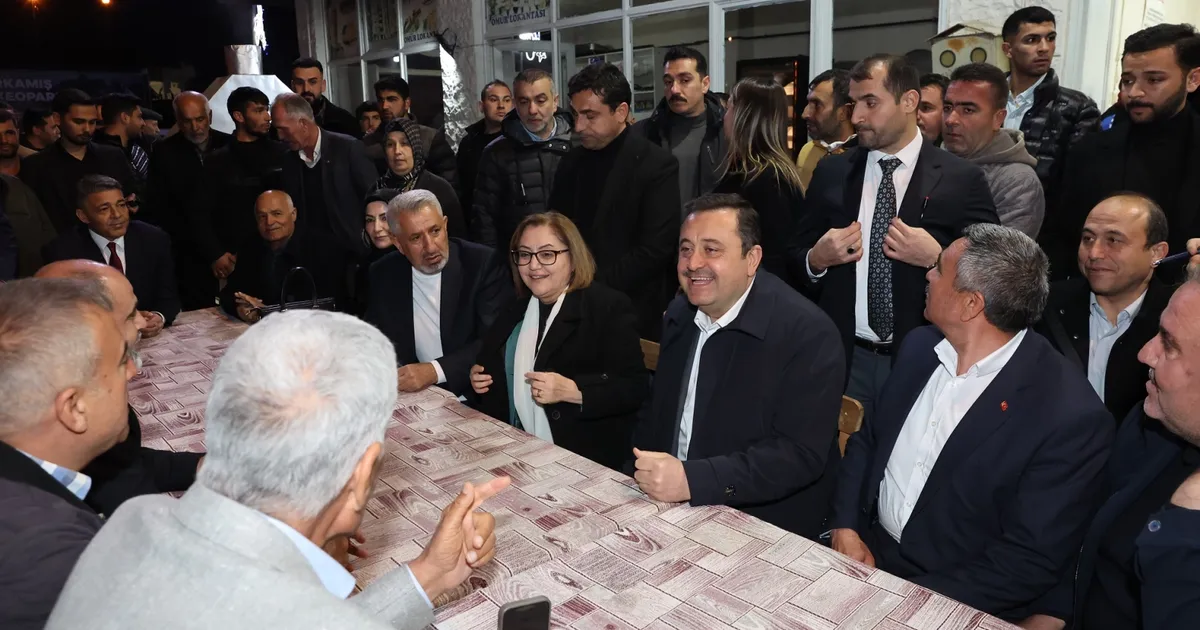 Gaziantep Büyükşehir Belediye Başkanı Fatma Şahin, Karkamış’taki iftar programında vatandaşlarla